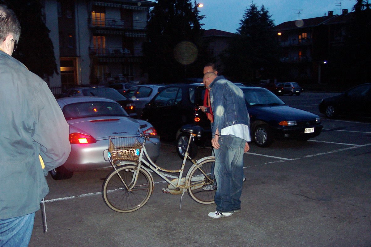 I partecipanti arrivano con mezzi strani