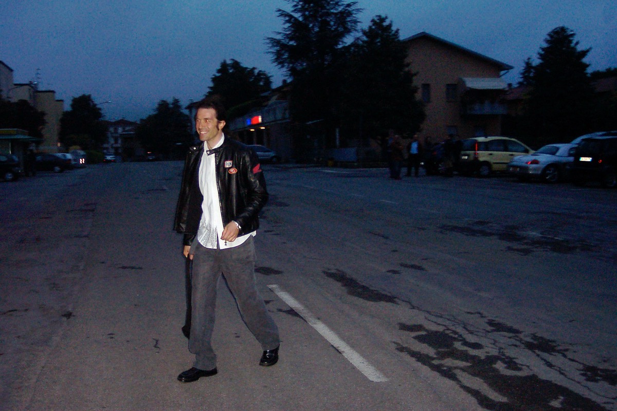 A Vanez gli scappa da ridere, centra con il mezzo?